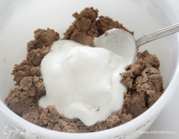 Печень пюрировать в блендере, добавить сметану.