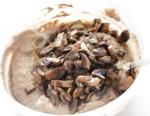 Затем обжаренные грибы перемешать. Посолить, поперчить по вкусу.