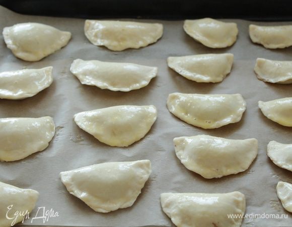 Пирожки смазать взбитым яйцом и выпекать в духовке при температуре 180-200 градусов до готовности - около 30- 40 минут.