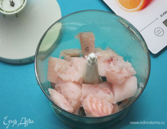 Филе трески выложить в блендер.