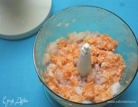 Добавить филе семги. Измельчить в блендере.