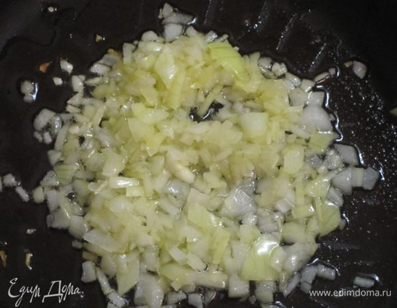 Спассеровать лук на растительном масле "Слобода".
