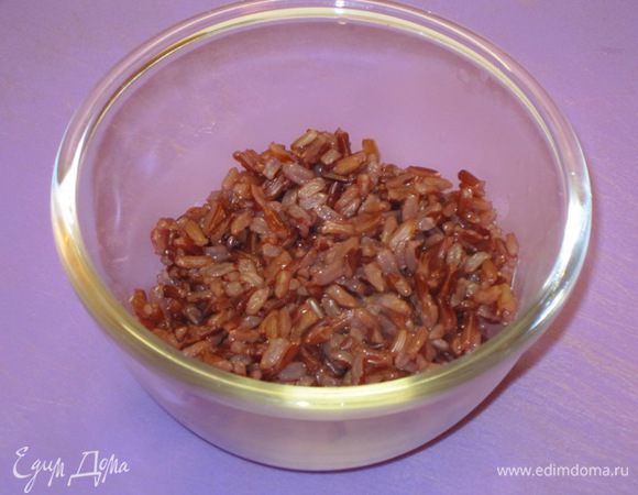 Вскипятить 1 стакан воды. Всыпать красный длиннозерный рис. Варить 35 минут при закрытой крышке. Посолить в конце варки. Откинуть рис на сито.