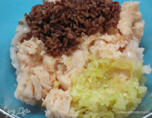 В фарш из рыбы добавить отварной красный  рис, пассерованный лук.