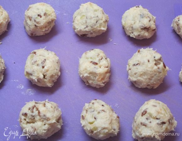 Из полученного фарша сформировать 13 шариков размером с грецкий орех. Положить на 10 минут в морозильник.