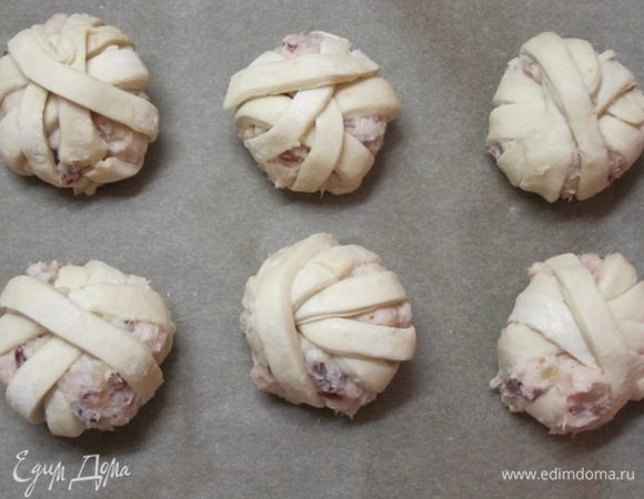 Каждый шарик обмотать полосками теста. Готовые "клубочки" смазать яичным желтком. Выпекать 20-25 минут при 180 С.