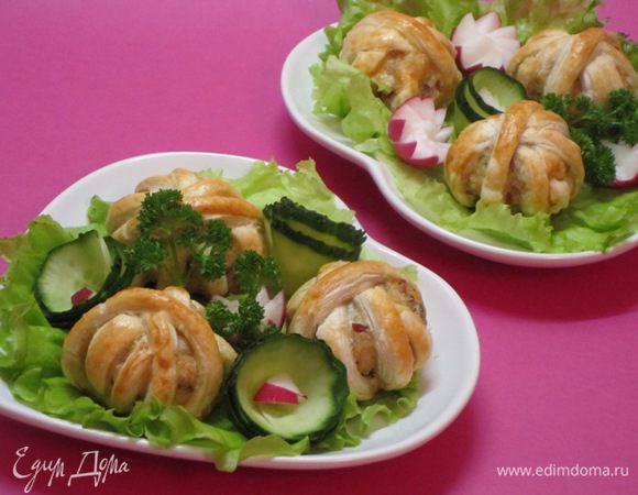 Выложить "клубочки" на тарелку. Украсить.