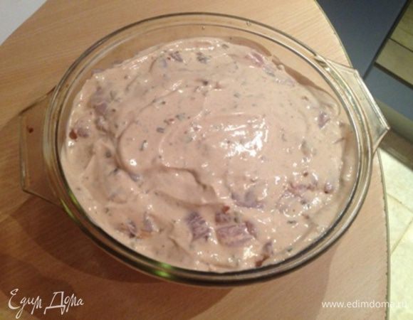 Картошку нарезать соломкой, куриные грудки мелко нарезать.  Смешаем сметану и кетчуп 50/50. Духовку нагреть до 180 градусов. Выкладываем картошку, сверху нарезанные куриные грудки и всё это заливаем сметаной с кетчупом. 