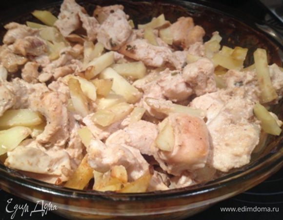 Ставим на 15 минут в духовку. Достаем, добавляем соль и перец, всё перемешиваем и ставим в духовку ещё минут на 40.