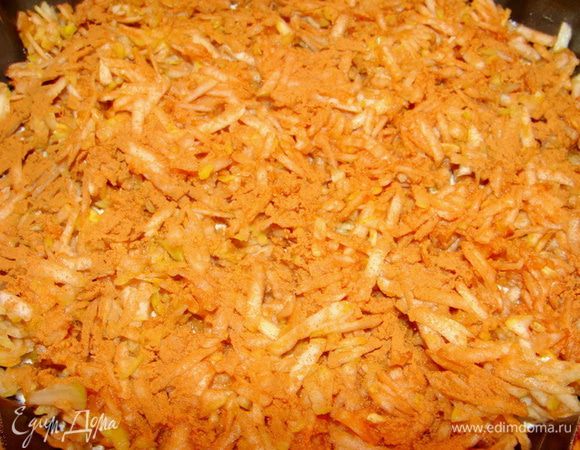 Форму для запекания смазать растительным маслом. Высыпать половину (можно чуть меньше) сухой смеси, распределить равномерно. Яблоки потереть на крупной терке, половину выложить сверху. На приминать! Посыпать яблоки корицей. Сверху посыпать оставшейся частью сухой смеси.