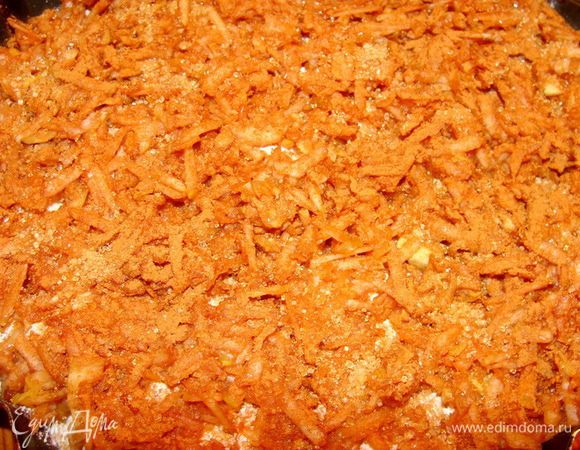 На смесь выложить оставшиеся яблоки, посыпать их также корицей и оставшимся сахаром.