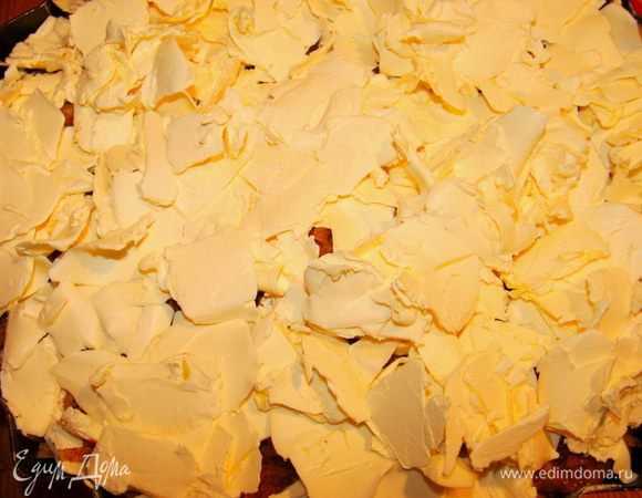 Сверху потереть холодный маргарин. Поставить в духовку на 30-40 минут при 170°С. 