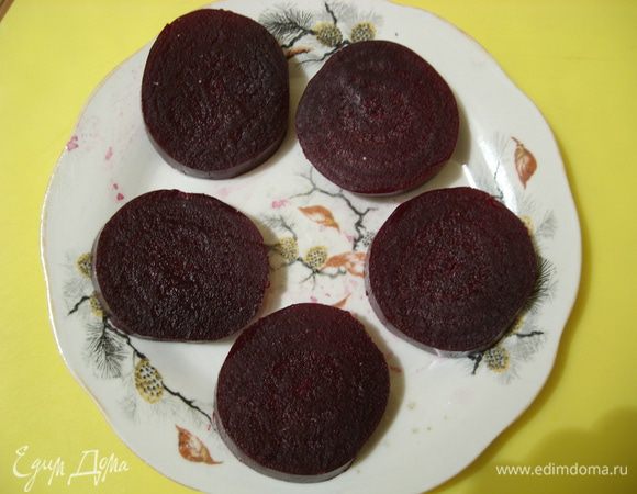 Свеклу отварите, затем нарежьте толстыми кружочками.