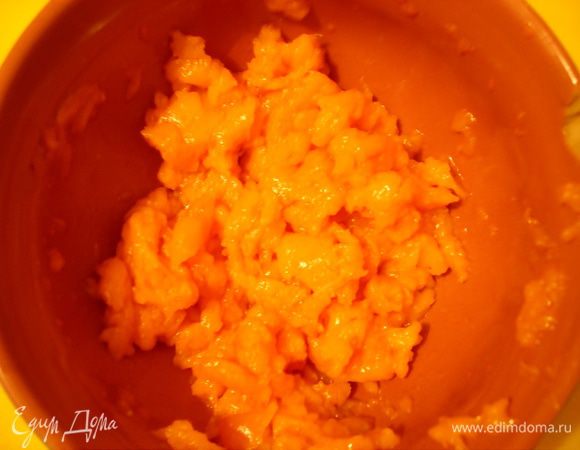 Красную рыбу измельчите в блендере.