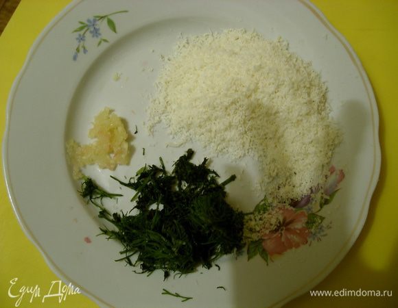 Твёрдый сыр натрите на тёрке. Чеснок пропустите через пресс. Укроп мелко порубите.