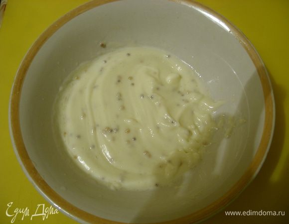 Сделайте майонез: взбить желток с горчицей и постепенно добавлять оливковое масло, затем добавить сок лимона.