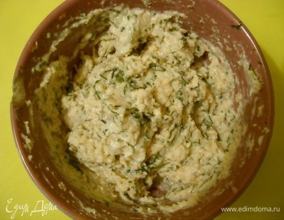 Плавленый сыр разомните вилкой и перемешайте со всеми подготовленными ингредиентами (кроме свеклы), поперчите, посолите. Для красоты блюда в начинку добавьте немного сока свеклы.