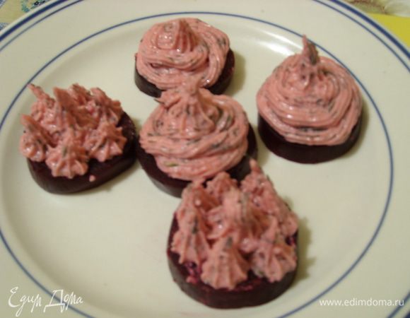 С помощью кондитерского шприца выдавите начинку на каждый кружочек свеклы.