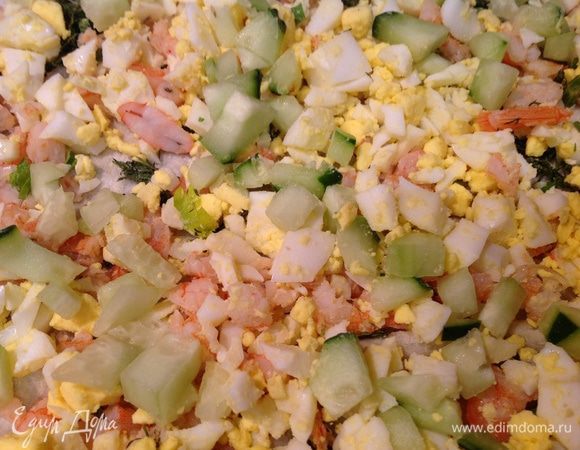 На второй лаваш также выложить начинку, только вместо тунца положить креветки.