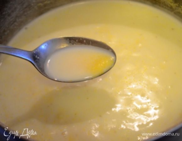 В ковшике довести молоко до кипения, всыпать поленту.