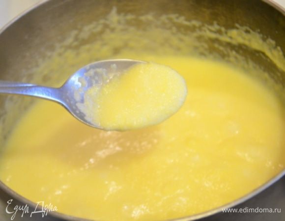Варить на слабом огне при постоянном помешивании до загустения. Посолить и поперчить. 