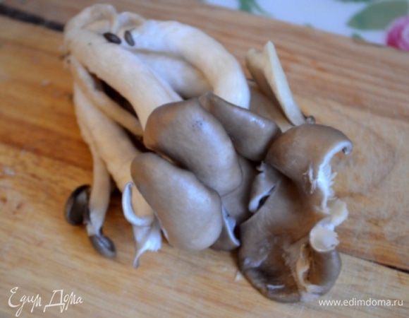 Вешенки помыть, почистить и нарезать на маленькие кусочки. 