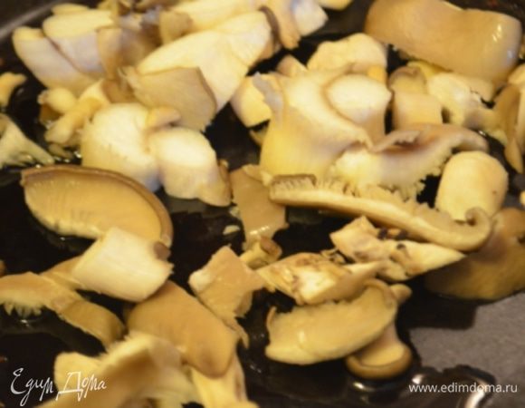 Разогреть 30 г сливочного масла и обжаривать на нем грибы около 20 минут. 