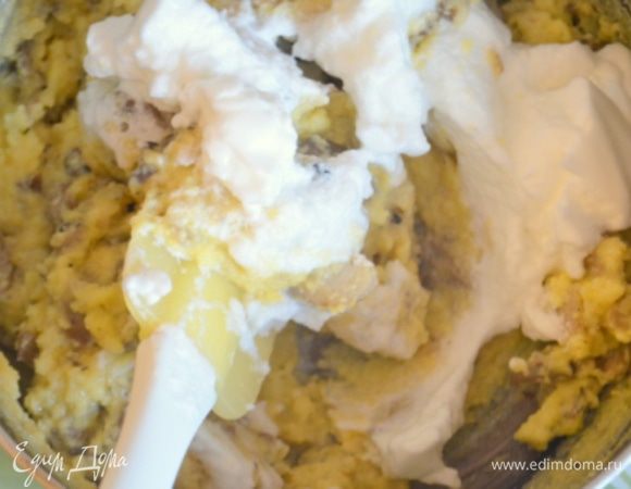 Аккуратно вводим белок в тесто, перемешиваем.