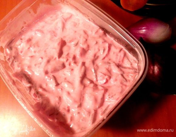 У нас готовят очень вкусную селёдочку кусочками с майонезом и маринованной свеклой, поэтому купила знакомую проверенную фирму и придумала добавки к ней в виде салата))) В этой коробочке 250 граммов.