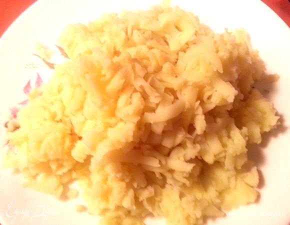 Нижний слой решила сделать из варёного картофеля, натерев его на крупной тёрке.