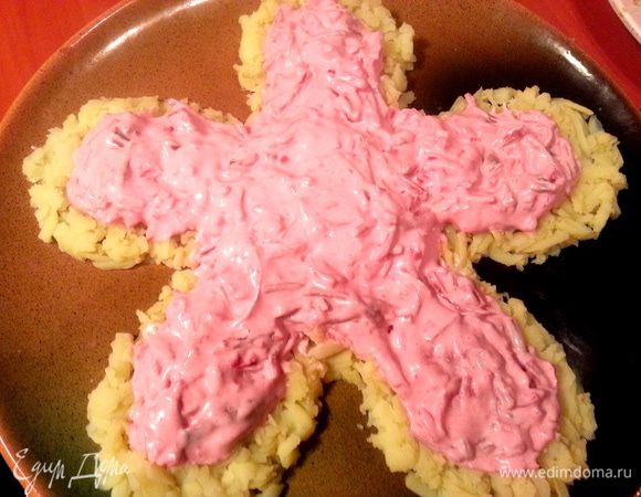 Затем наносим всю селёдочку на картофель, так картофель пропитается верхним слоем. Если не хочется смешивать селёдку со свеклой, просто порубите её и покройте майонезом.