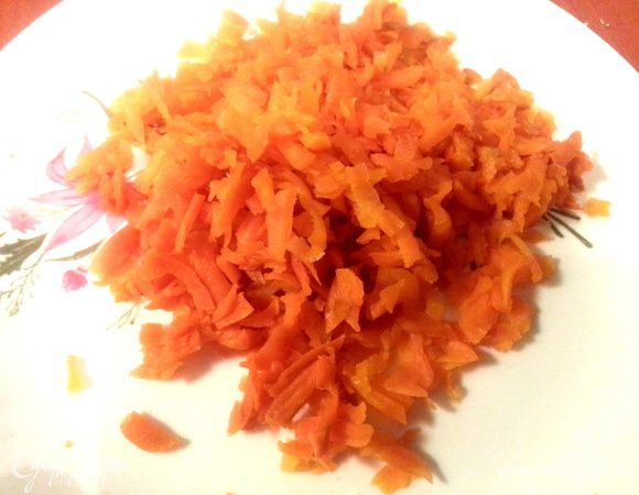 Морковь натереть на крупной тёрке.