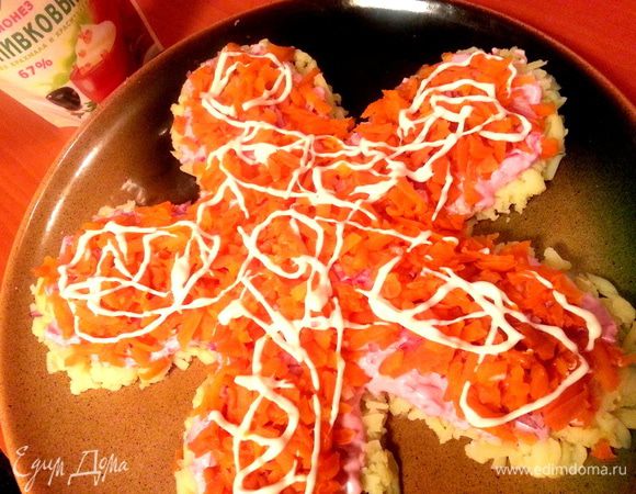 Тут можно нанести паутинку из майонеза. Так как через крышечку майонез выходит толстым слоем,то нужно отрезать малюсенький уголок с противоположной от открывашки стороны и выдавливать через крошечное отверстие.