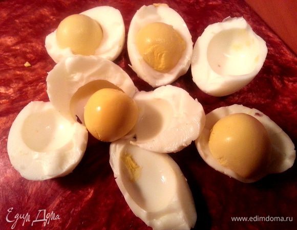 Отделить белки от желтков.