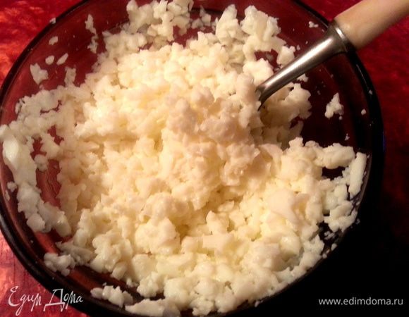 Белки натереть на тёрке или просто размять вилкой.