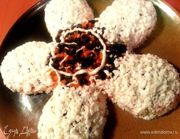 Брать рукой крошку из белков и наносить на все лепестки цветка.