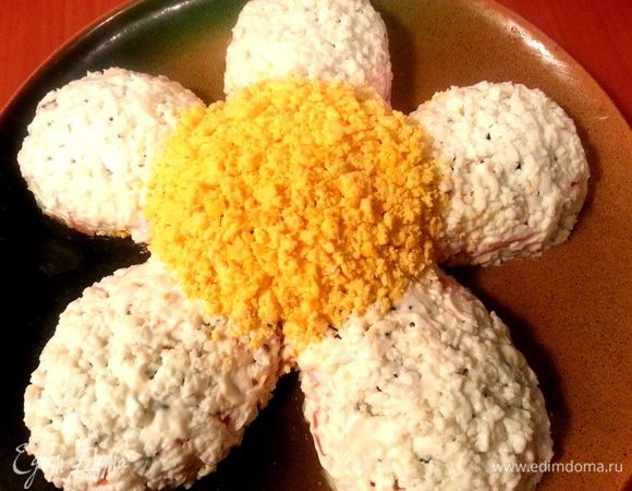 Наносим крошку из желтков в центр цветка.