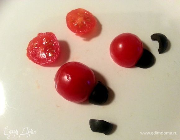 Паучка я вам уже показывала из оливок, сделаем сегодня божьих коровок. От помидорки черри отрежем треть, рядом пристроим четвертинку оливки.