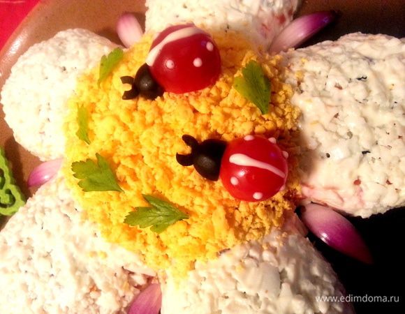 Переносим на цветок,прикрепляем усики из обрезков оливки и выдавливаем из майонеза точки на спинке.