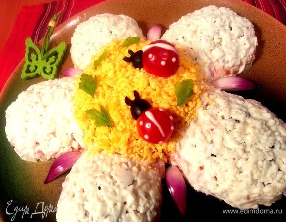 Выдавливаем на нож немного майонеза, закрашиваем пробелы на цветке, украшаем листиками зелени.