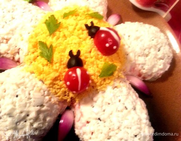 Ставим в холодильник до застолья или подаём сразу! Можно сделать ленивый вариант и всё просто перемешать... Будет вкусный салат с розовым оттенком)))