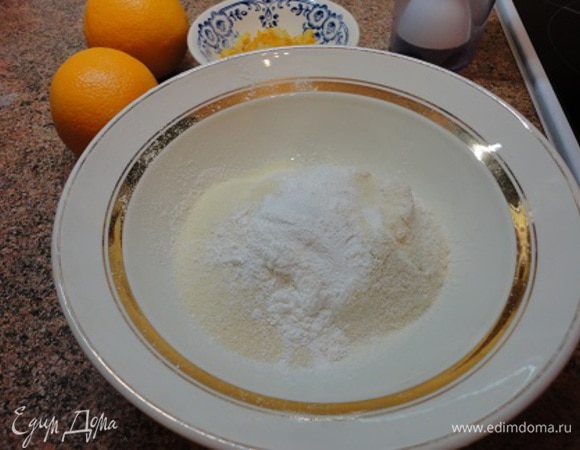 Смешать сухие ингредиенты: муку, манную крупу, соль, разрыхлитель и ванильный сахар.