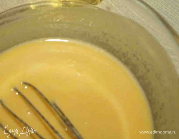 Готовим тесто. Муку, яйца, растительное масло, соль, сахар, молоко взбиваем.