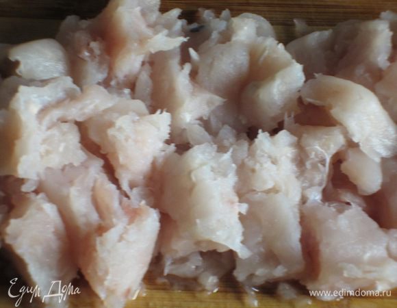 Таким же образом обжарить оставшееся филе: разогреть масло с чесноком, обжарить рыбу на среднем огне, влить оставшееся вино, добавить измельчённую петрушку, посолить, поперчить, готовить ещё несколько минут и снять с огня.