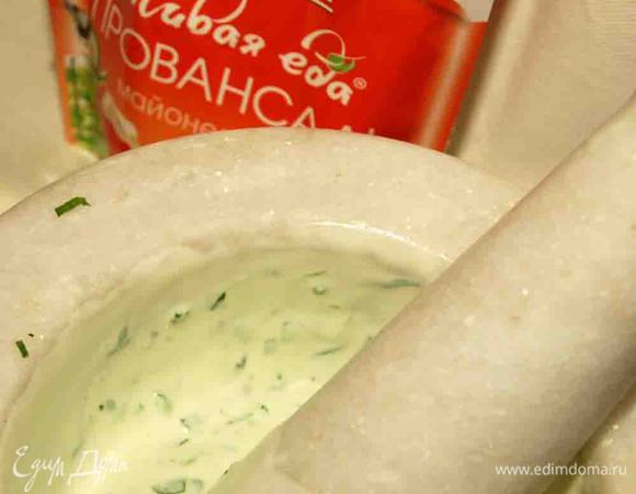 Готовим соус. Майонез, йогурт, мелко рубленую зелень, лимонный сок соединяем.