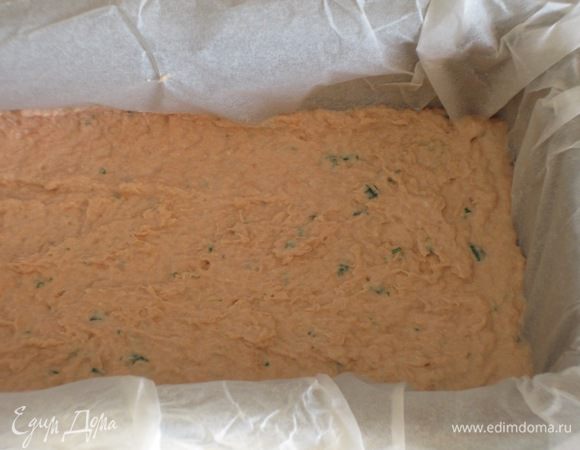 В прямоугольную форму с пергаментом выложить рыбный мусс, разровнять и поставить в морозильную камеру на 20 минут.