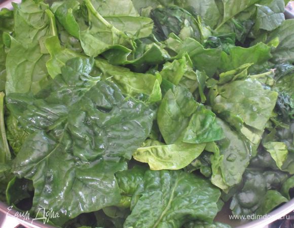 Шпинат хорошо промыть. В сковороде разогреть 2 ст.л. оливкового масла, добавить чеснок, анчоусы, шпинат и готовить 15 минут.