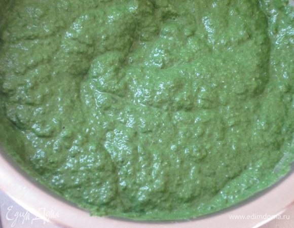 В блендере пюрировать шпинат с рикоттой, посолить поперчить и добавить хорошо отжатый желатин. Тщательно перемешать до растворения желатина. Остудить.