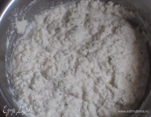 Подогреть 50 мл сливок, ввести хорошо отжатый желатин и перемешать до полного его растворения. В блендере пюрировать филе белой рыбы, постепенно влить 100 мл сливок, ввести желатин и хорошо перемешать.