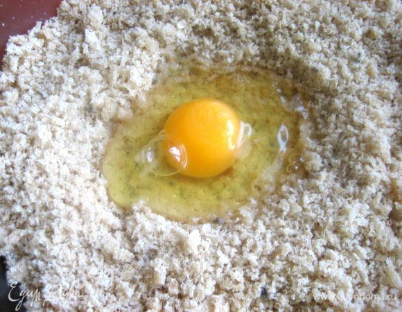 Хлеб без корочек (у меня серый) крошим в блюдо,вбиваем яйцо.